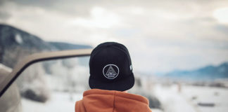 Modna czapka dla kobiety