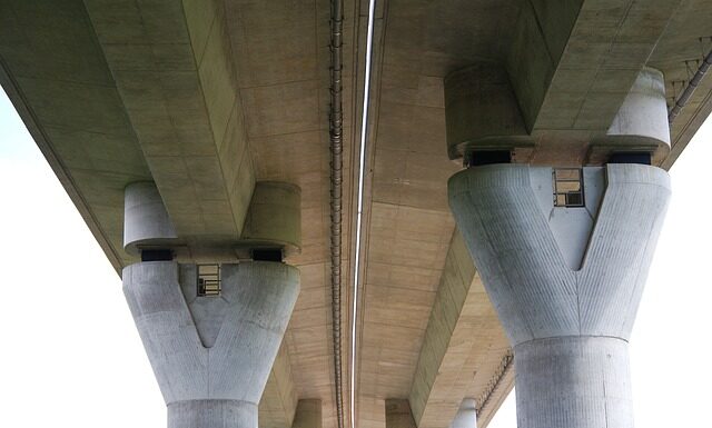 Co zakopuje się w fundamenty?