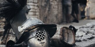 Czym posypuje się stal podczas kucia?